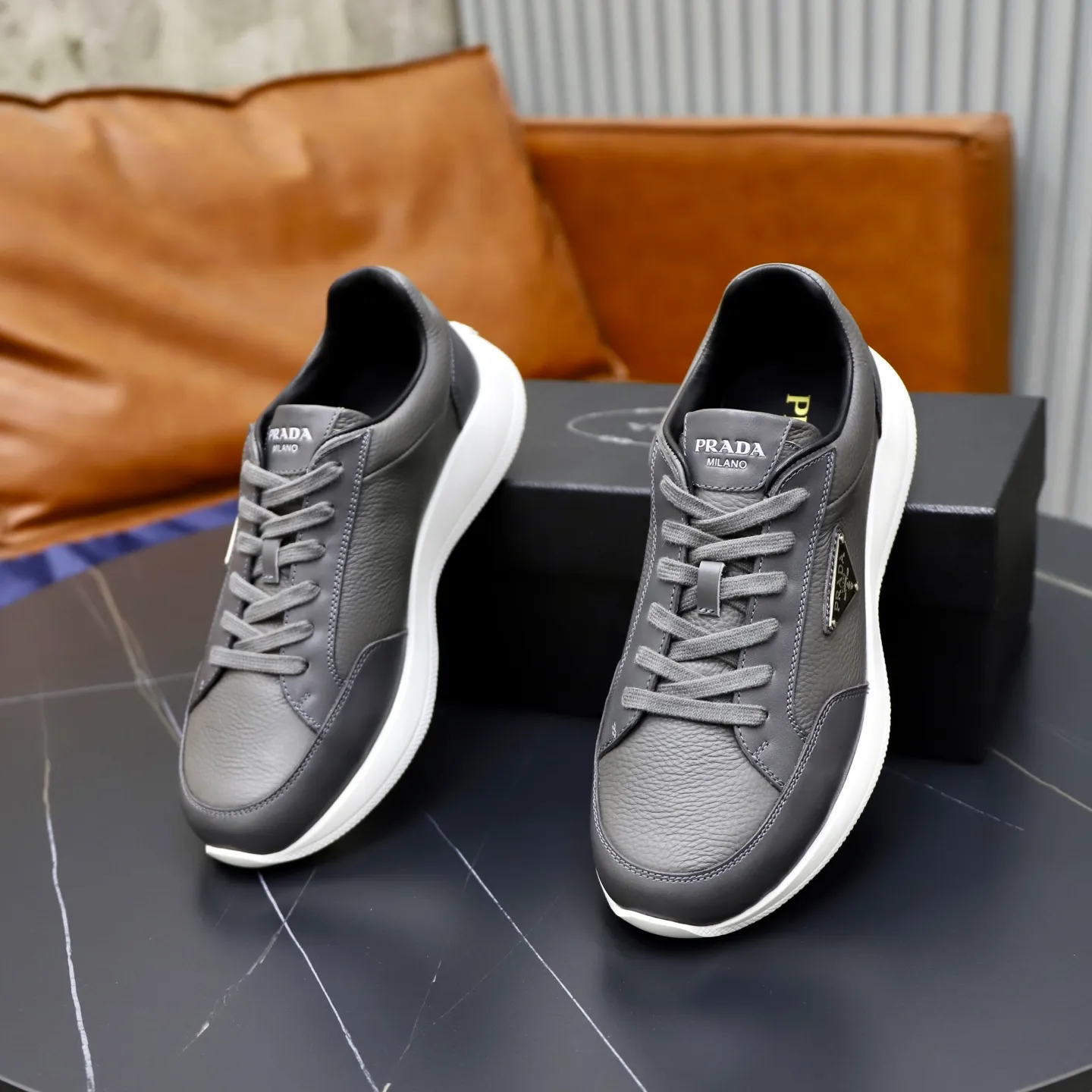 Factory price: 740💰Top original order Brand: PRADA (Prada) Standard code: Men's size 38/44 (45 can be customized) Grade: Same as the official website Material: Original cowhide stitching imported cowhide lining Original combination two-color wear-resistant soft outsole Style category: Leisure and sports version Young fashion European and American trend British style Color: Real picture color